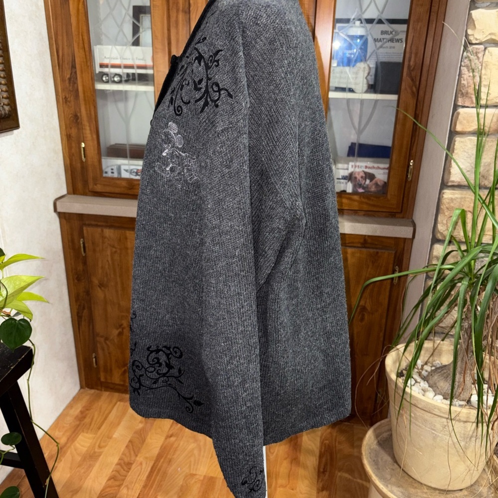 VINTAGE DISNEY GRAY CARDIGAN W/MICKEY MOUSE EMBROIDERED ON THE FRONT - Picture 6 of 10
